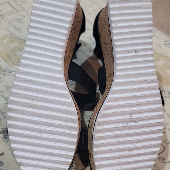 New BCBG Black Platform Sandals Size 8M - Picture 4 of 5